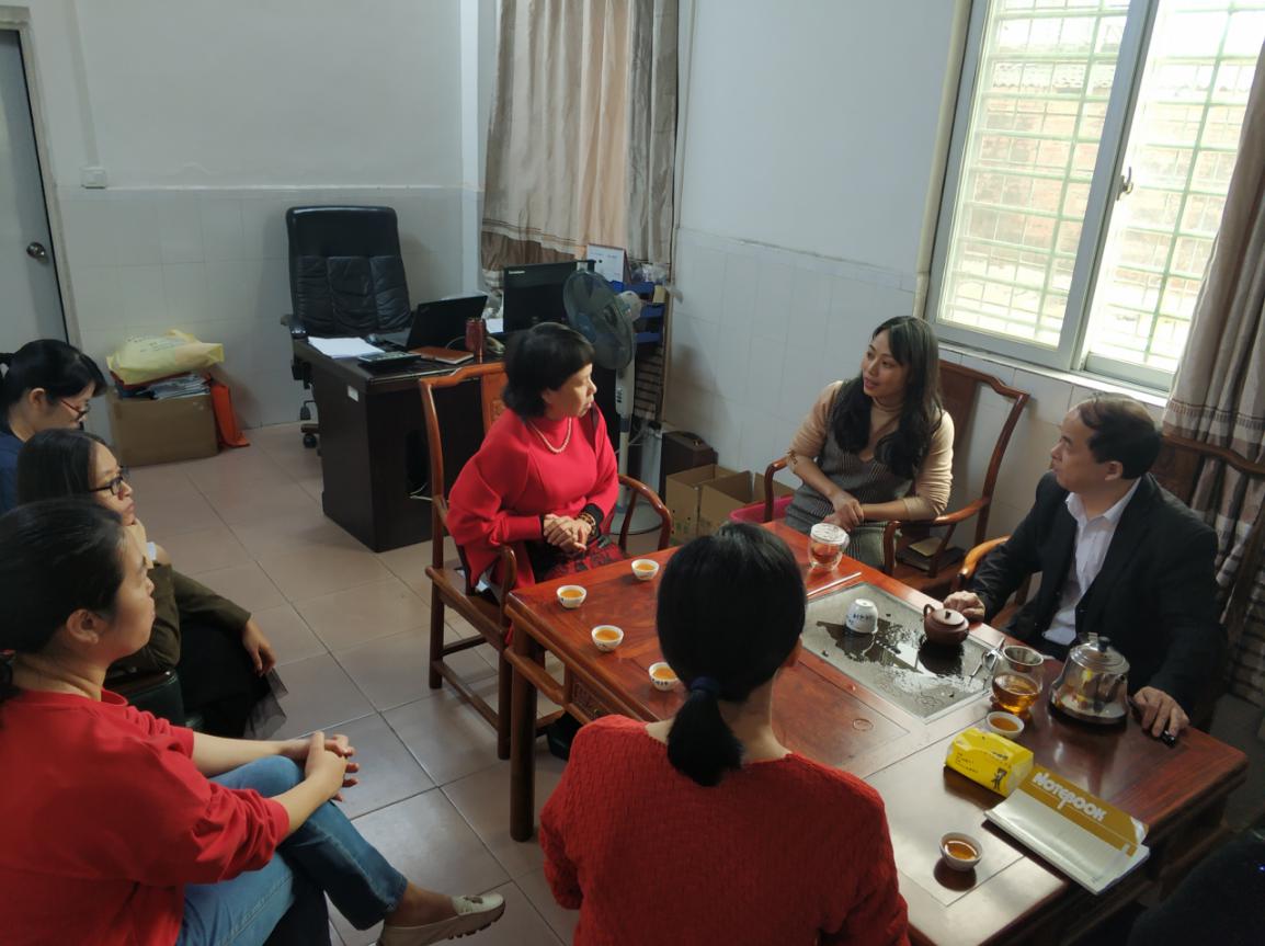 图1🪩：罗肖华主任与紫云轩中药厂厂长杨记宗座谈.jpg