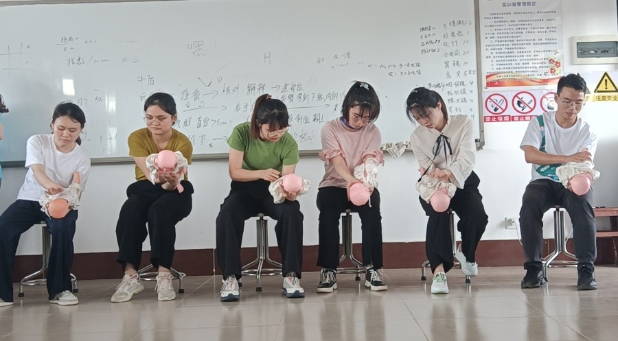 图5 学员练习”海姆立克急救法“.jpg